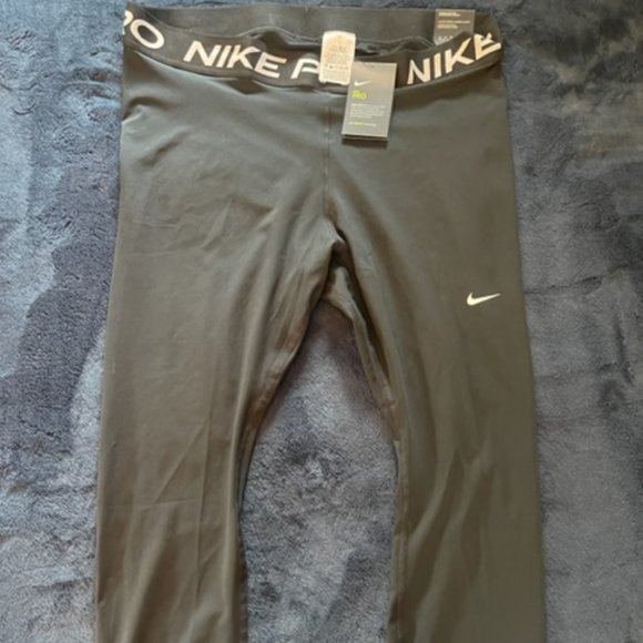 Nike, Capri Leggings - Picture 1 of 3